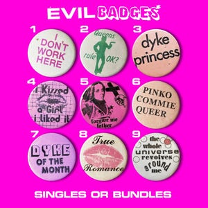 Może przedstawiać: Kolekcja dziewięciu okrągłych przypinek z napisem EVIL BADGES. Każda przypinka zawiera unikalny tekst i grafikę, w tym frazy takie jak I DON'T WORK HERE, dyke princess, PINKO COMMIE QUEER i True Romance, umieszczone na jaskraworóżowym tle.
