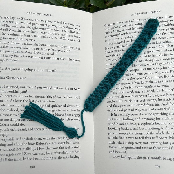 Crochet bookmark in daisy pattern with tassel | Various colours available | Handmade bookmark | Bookworm