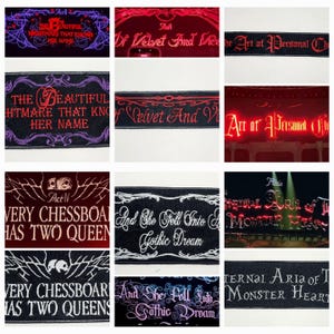 Peut inclure: Plusieurs rubans noirs avec des inscriptions gothiques rouges et blanches. Les rubans présentent des phrases telles que "The Beautiful Nightmare That Knows Her Name" et "And She Fell Into a Gothic Dream."