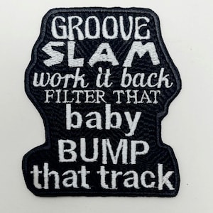 Puede incluir: Parche bordado negro con texto blanco. El parche dice "GROOVE SLAM work it back FILTER THAT baby BUMP that track". El parche tiene una forma única con un borde negro.