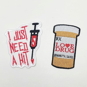 LoveDrug - Ldy Gga - Album MAYHEM - 2 options - seringue « I just need a hit » - ou - écusson brodé bouteille de pilules RX