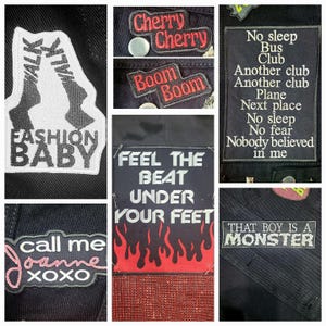 Może przedstawiać: Kolekcja czarnych naszywek z tkaniny z haftowanymi tekstami i wzorami. Naszywki obejmują "WALK FASHION BABY", "Cherry Cherry", "Boom Boom", "No sleep Bus Club", "Feel the beat under your feet", "That boy is a monster" i "call me Joanne xoxo".
