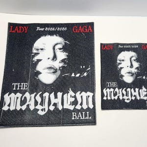 Puede incluir: Dos parches negros con un retrato y texto blanco. El parche más grande dice "LADY GAGA Tour 2025/2026" en rojo, con "THE MAYHEM BALL" en blanco. El parche más pequeño tiene el mismo diseño, ideal para ropa.