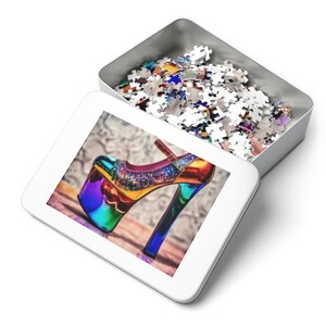 Peut inclure: Une chaussure &agrave; talon haut de couleur arc-en-ciel avec un design scintillant dans une bo&icirc;te de puzzle blanche.
