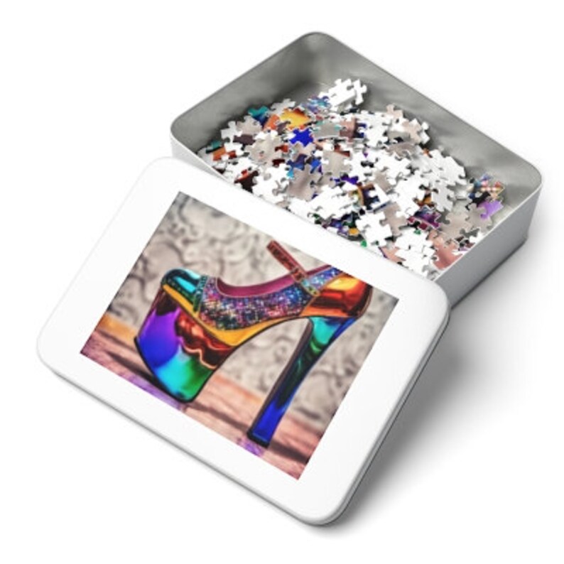 Peut inclure: Une chaussure &agrave; talon haut de couleur arc-en-ciel avec un design scintillant dans une bo&icirc;te de puzzle blanche.