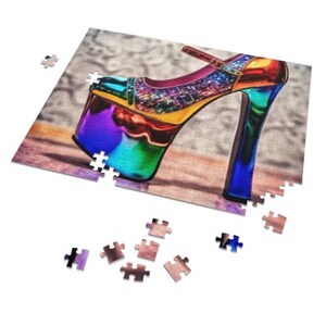 Peut inclure: Une chaussure &agrave; plateforme arc-en-ciel avec une empeigne scintillante et un talon haut. La chaussure est faite d'un mat&eacute;riau brillant et iridescent et a une plateforme &eacute;paisse.