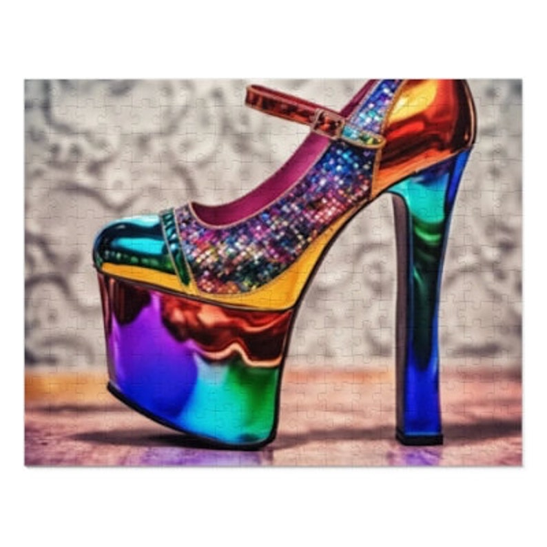 Peut inclure: Une chaussure &agrave; plateforme &agrave; talon haut avec une finition arc-en-ciel iris&eacute;e. La chaussure a une tige scintillante et une semelle plateforme &eacute;paisse.