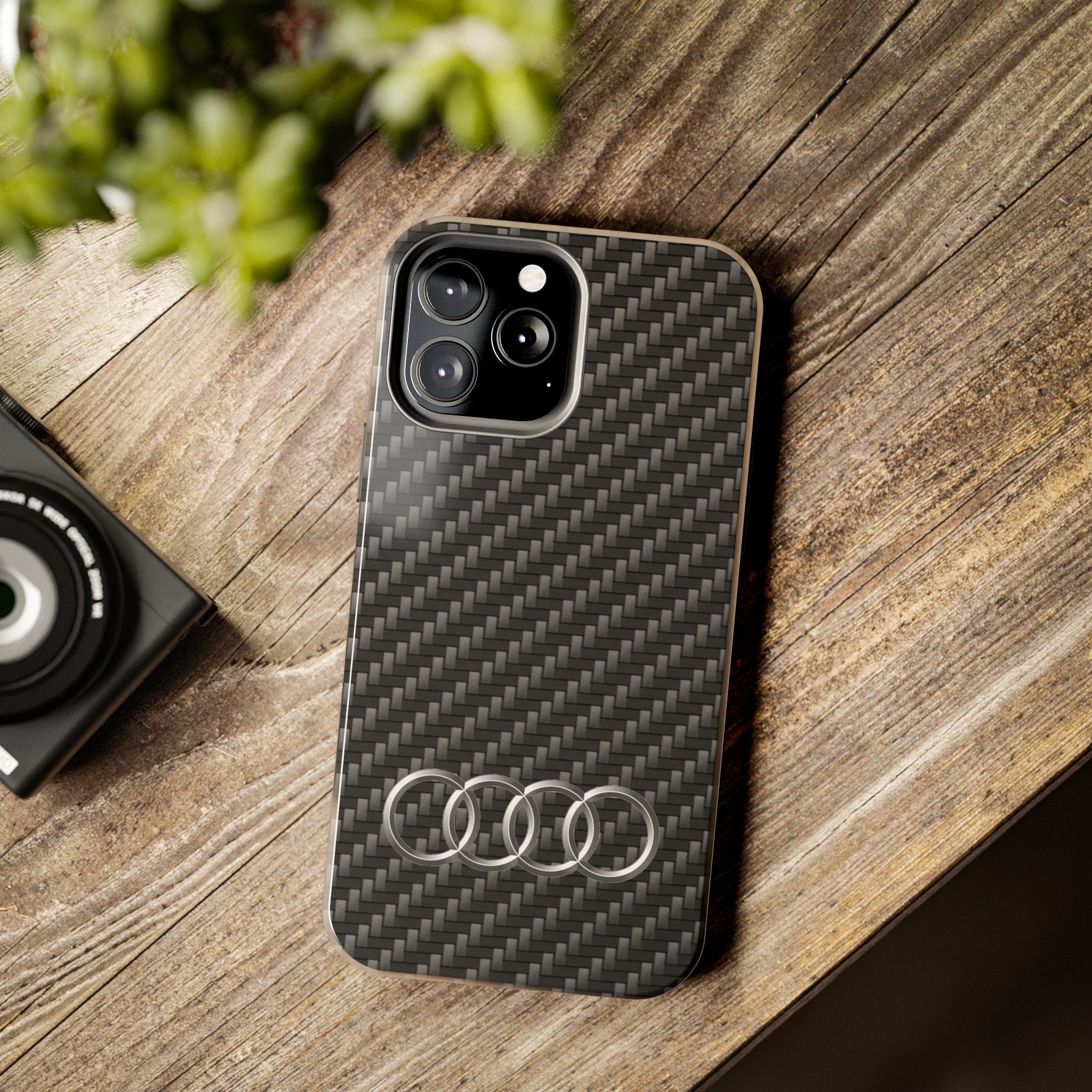 Audi Sport Handyhülle - Kompatibel mit iPhone 15 Pro Max -  Stoßabsorbierende Hülle mit Carbon - mit präzisen Aussparungen für Kamera,  Anschlüssen & Tasten - Schwarz mit roten Details: : Elektronik &  Foto