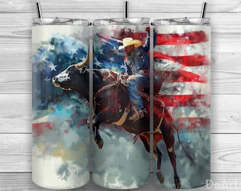 Peut inclure: Un gobelet avec un design de style aquarelle présente un cow-boy chevauchant un taureau cabré sur fond de drapeau américain. Le taureau est brun et noir, et le cow-boy porte une chemise bleue et un chapeau de cow-boy.
