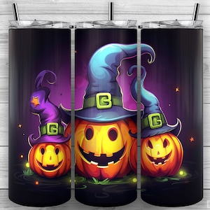 Puede incluir: Tres vasos temáticos de Halloween con fondo negro. Cada vaso presenta una calabaza con un sombrero de bruja con una banda verde y una estrella en el sombrero. Las calabazas son de color naranja con una cara amarilla y una amplia sonrisa.