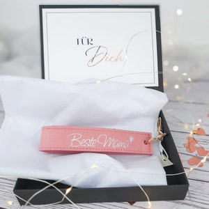 Muttertags-Geschenkbox mit personalisiertem Schlüsselanhänger mit Schlaufe in verschiedenen Farben – Handgefertigtes Geschenk für Muttertag