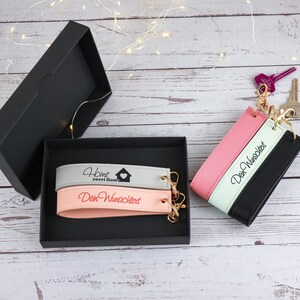 Personalisiertes Schlüsselanhänger-Set in Geschenkbox- Anhängerschlaufe in verschiedenen Farben – Handgefertigtes Geschenk für jeden Anlass!