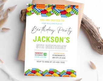 Puede incluir: Una invitación blanca para una fiesta de cumpleaños con detalles de ladrillos de juguete coloridos. La invitación dice "YOU ARE INVITED TO COME BUILD AND PLAY AT Birthday Party JACKSON'S 6TH BIRTHDAY". Incluye fecha, hora, dirección e información de RSVP.
