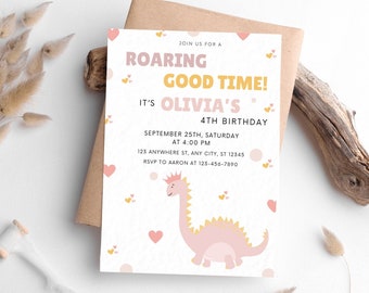 Könnte beinhalten: Eine rosafarbene und gelbe Dinosaurier-Geburtstagseinladung mit dem Text "Schließen Sie sich uns zu einer tosenden guten Zeit an! Es ist Olivias 4. Geburtstag" und Details zur Party.