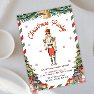Może przedstawiać: Zaproszenie na przyjęcie bożonarodzeniowe z akwarelową ilustracją żołnierza dziadka do orzechów. Zaproszenie zawiera tekst "Christmas Party", szczegóły wydarzenia i prośbę o RSVP. Projekt zawiera świąteczne elementy.