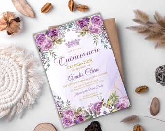 Pode incluir: Um convite floral roxo e branco para Quinceanera com detalhes dourados. O convite apresenta uma coroa, o texto "Junte-se a nós para uma celebração de Quinceanera em homenagem a Amelia Clara", e a data e hora do evento. RSVP até 30 de março.
