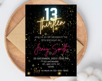 Può includere: Un invito di compleanno nero e dorato con un numero 13 blu e giallo neon e la parola "thirteen" in scrittura bianca. Il testo recita "Unisciti a noi per festeggiare il 13° compleanno di Jenny Smith. 25 dicembre 2023 | 17:00 123 Anywhere ST., Any City, ST 12345 RSVP a Mark al 123-456-7890."