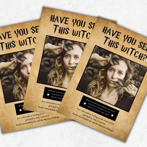 K&ouml;nnte beinhalten: Ein Wanted-Plakat im Vintage-Stil mit einem Foto einer Frau mit langen braunen Haaren und gr&uuml;nen Bl&auml;ttern im Haar. Das Plakat lautet "Haben Sie diese Hexe gesehen?" und enth&auml;lt eine Warnung, sich mit &auml;u&szlig;erster Vorsicht zu n&auml;hern und keine Magie gegen sie einzusetzen. Jede Information, die zu ihrer Festnahme f&uuml;hrt, wird belohnt.
