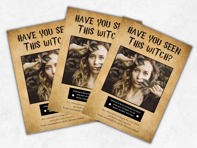 K&ouml;nnte beinhalten: Ein Wanted-Plakat im Vintage-Stil mit einem Foto einer Frau mit langen braunen Haaren und gr&uuml;nen Bl&auml;ttern im Haar. Das Plakat lautet "Haben Sie diese Hexe gesehen?" und enth&auml;lt eine Warnung, sich mit &auml;u&szlig;erster Vorsicht zu n&auml;hern und keine Magie gegen sie einzusetzen. Jede Information, die zu ihrer Festnahme f&uuml;hrt, wird belohnt.
