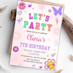 Puede incluir: Invitación a una fiesta de cumpleaños rosa y morada con una carita sonriente, una mariposa y el texto "Let's Party Olivia's 7th Birthday".