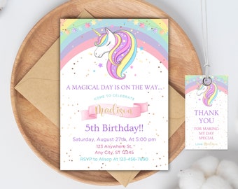 Pode incluir: Um convite de aniversário com tema de unicórnio em tons pastel e uma etiqueta de agradecimento a condizer. O convite apresenta um unicórnio, um arco-íris e o texto "A Magical Day is on the Way... Come to Celebrate Madison 5th Birthday!!"