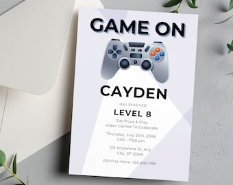 Può includere: Un invito bianco e grigio con una grafica di un controller per videogiochi. Il testo recita "GAME ON" e "CAYDEN HA RAGGIUNTO IL LIVELLO 8". L'invito è per una festa di videogiochi il giovedì 25 luglio 20XX dalle 15:00 alle 19:00.