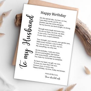 Puede incluir: Una tarjeta de cumpleaños con un poema titulado "Happy Birthday" dirigido a "To my Husband". La tarjeta tiene un fondo blanco con texto negro y está colocada sobre una superficie de madera con plantas secas.
