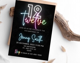 Könnte beinhalten: Eine schwarz-weiße Geburtstagseinladung mit neonrosa, blauem, grünem und gelbem Text. Der Text lautet "12 twelve" und "Feiern Sie mit uns den 11. Geburtstag von Jenny Smith". Die Einladung enthält auch das Datum, die Uhrzeit und die Adresse der Party.
