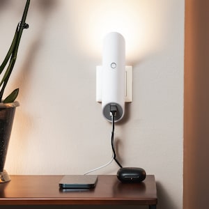 Spotlight WallCharger - 3-stage dimmable design spotlight & quick charger with 4 PowerHubs and 20 watt PD power (3 x A, 1 x C port)