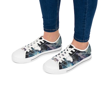 Può includere: Sneakers basse in tela bianca con stampa astratta in nero, blu e viola.