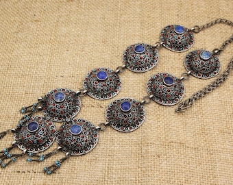 Collar vintage uzbeko de plata con incrustaciones de piedra lapislázuli y cuentas rojas y azules. Collar étnico tribal grande.