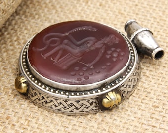 Medallón colgante de plata turcomano afgano hecho a mano, arte étnico tribal, grabado en hueco sobre una piedra preciosa de ágata.