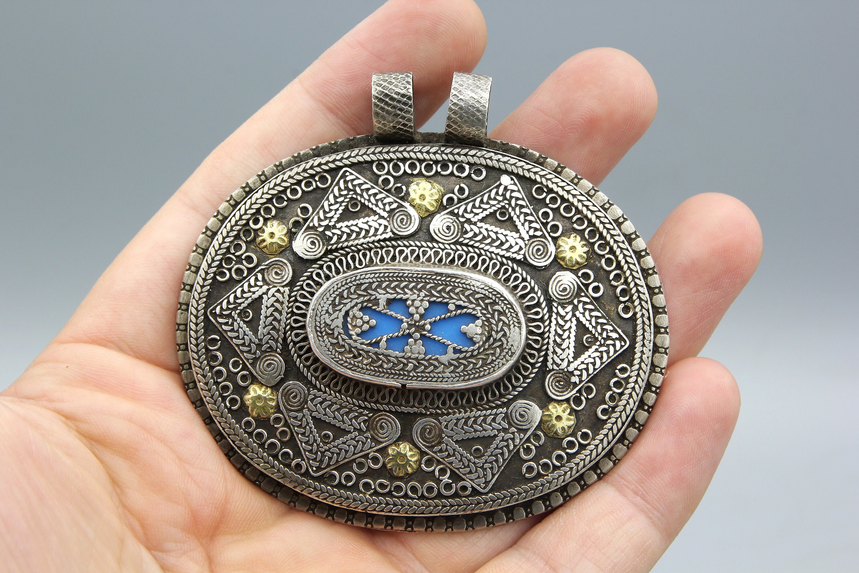ヴィンテージのアフガニスタン製シルバーペンダント：青いガラスを使用