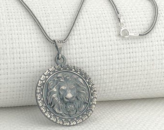 925 Sterling Silber Lion geprägte Anhänger Halskette Handgemachtes Tier Schmuck Geschenk für ihn silberne Löwehalskette