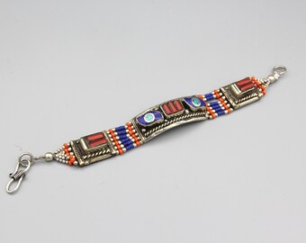 Pulsera tibetana hecha a mano con cuentas de lapislázuli y coral, diseño étnico.