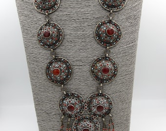 Collar vintage uzbeko de plata con incrustaciones de ágata, cuentas rojas y azules, estilo étnico tribal.