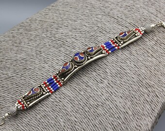 Pulsera tibetana de lapislázuli y coral hecha a mano, estilo étnico tribal boho. Pulsera llamativa boho, hecha a mano. Joyería con dije boho, regalo para ella B1033