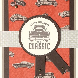 Joyeux anniversaire à une carte d'anniversaire classique