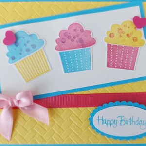Tarjeta de cumpleaños de tres magdalenas