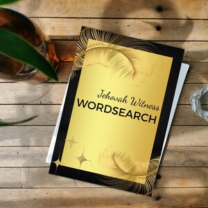 Puede incluir: Un folleto de b&uacute;squeda de palabras en oro y negro con el t&iacute;tulo "Jehovah Witness WORDSEARCH" sobre un fondo amarillo con plumas doradas.