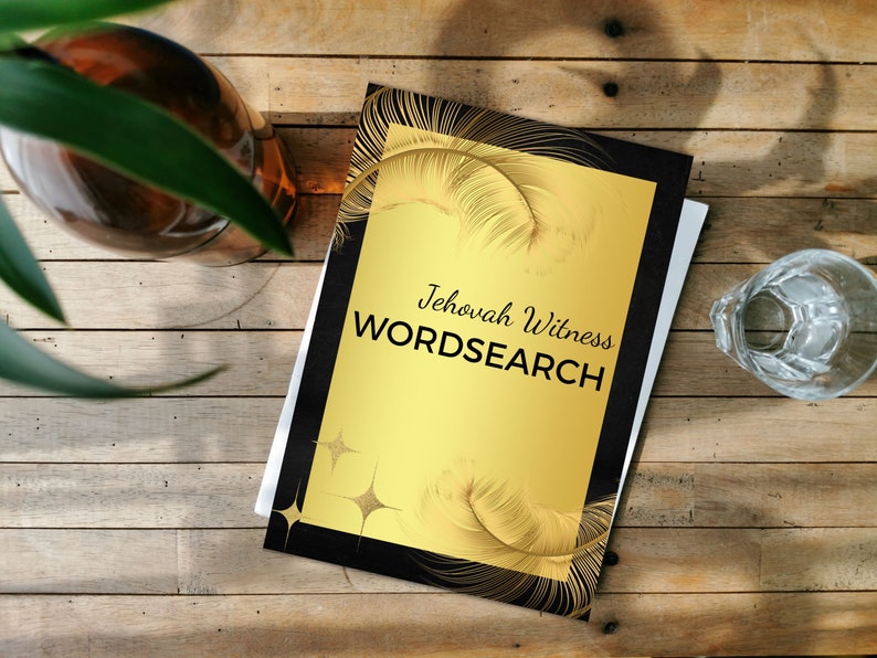 Puede incluir: Un folleto de b&uacute;squeda de palabras en oro y negro con el t&iacute;tulo "Jehovah Witness WORDSEARCH" sobre un fondo amarillo con plumas doradas.