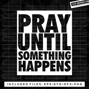 Op de afbeelding: Zwart-wit grafisch tekstontwerp met de woorden "Pray Until Something Happens".