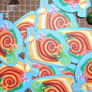 Süße Schnecke mit Moos und Pilze Matte Vinyl Aufkleber | Cottage Kerndekoration | Nettes Frühlingsgeschenk