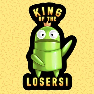 Może przedstawiać: Zielona postać z kresk&oacute;wki z koroną na głowie i czarnym tłem. Postać nosi koronę i ma zaskoczony wyraz twarzy. Tekst "KING OF THE LOSERS!" jest napisany ż&oacute;łtymi literami na czarnym tle.