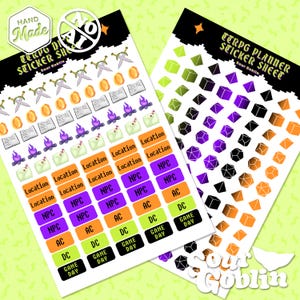 Puede incluir: Dos hojas de pegatinas con diseños para planificador TTRPG. Una hoja muestra iconos de espadas, monedas, libros, hogueras y sobres, además de etiquetas para Location, NPC, AC, DC y Game Day. La otra hoja contiene filas de dados poliédricos.