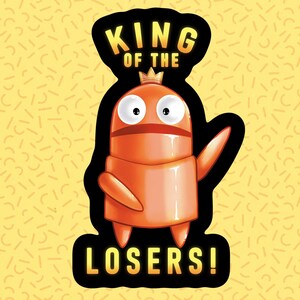 Może przedstawiać: Naklejka z pomarańczowym robotem z kresk&oacute;wki, kt&oacute;ry nosi koronę i napis "King of the Losers!"