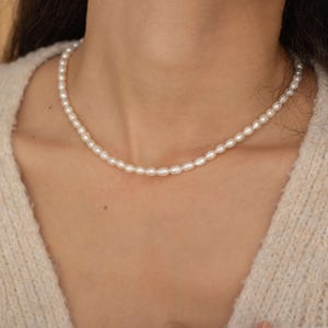 Minimalist Rice Pearl Necklace Dainty Pearl Jewelry for Women Bridal Necklace Bridesmaid Gift for Her Wedding Necklace Layering Pearl Choker