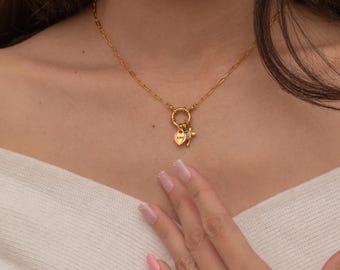 Collar con dije de mosquetón personalizado – Joyería personalizada con múltiples dijes, collar moderno para combinar con otros.