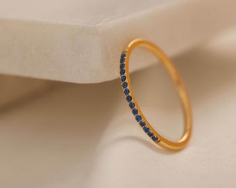 Anello dell'eternità minimalista con zaffiro, placcato in oro 18 carati, pietra portafortuna di settembre