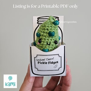 Peut inclure: Un patron PDF imprimable pour crocheter un jouet de soutien émotionnel en forme de cornichon. Le patron comprend des instructions pour réaliser un cornichon vert avec un visage mignon et une étiquette indiquant "Emotional Support Pickle Fidget".